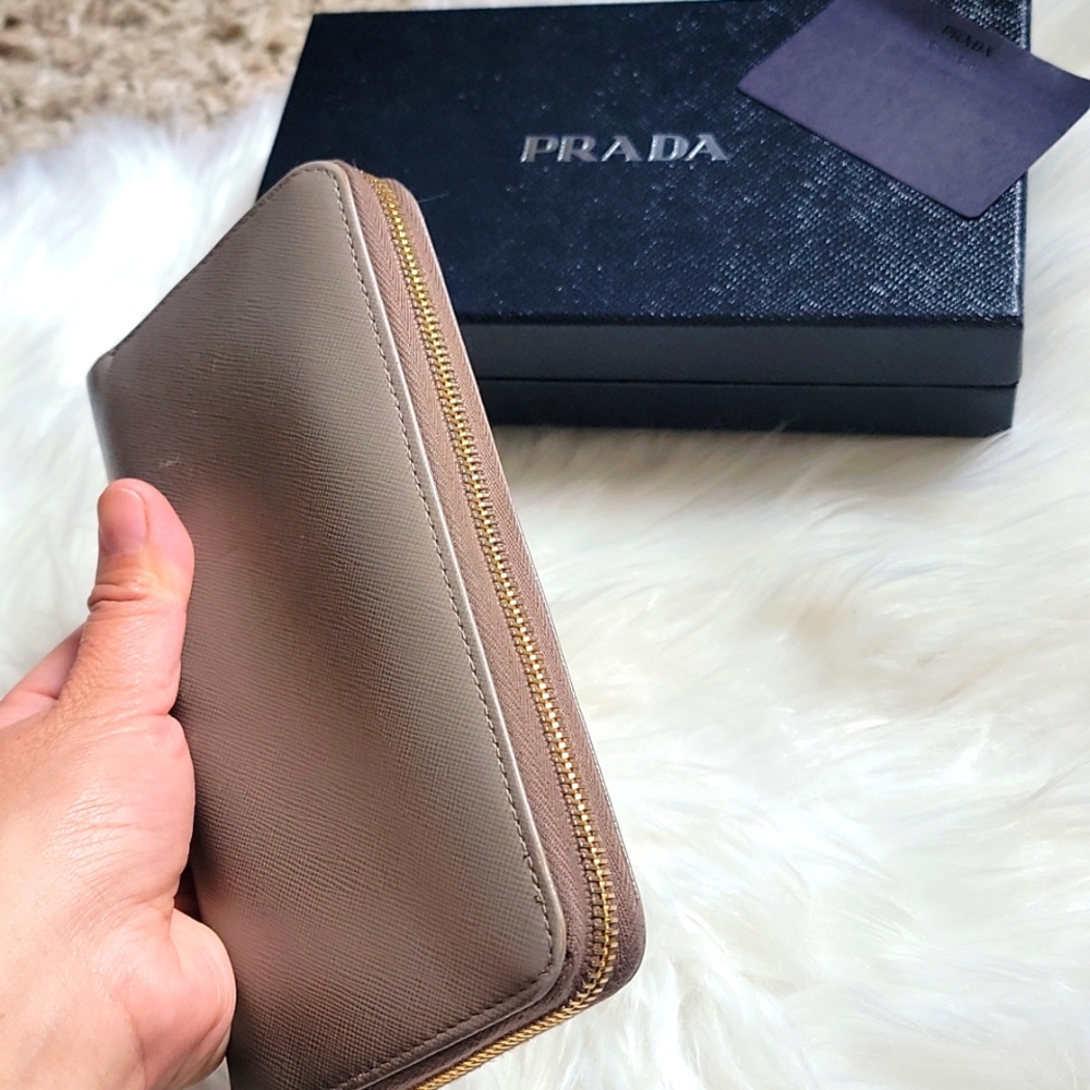 PRADA - Picture 6 of 16